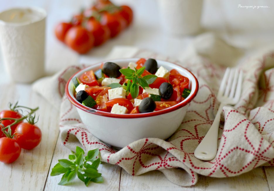 Salade fresh aux tomates, feta, courgettes / concombre, olives et basilic !
