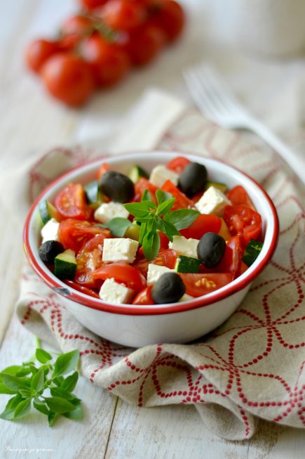 Salade fresh aux tomates, feta, courgettes / concombre, olives et basilic !
